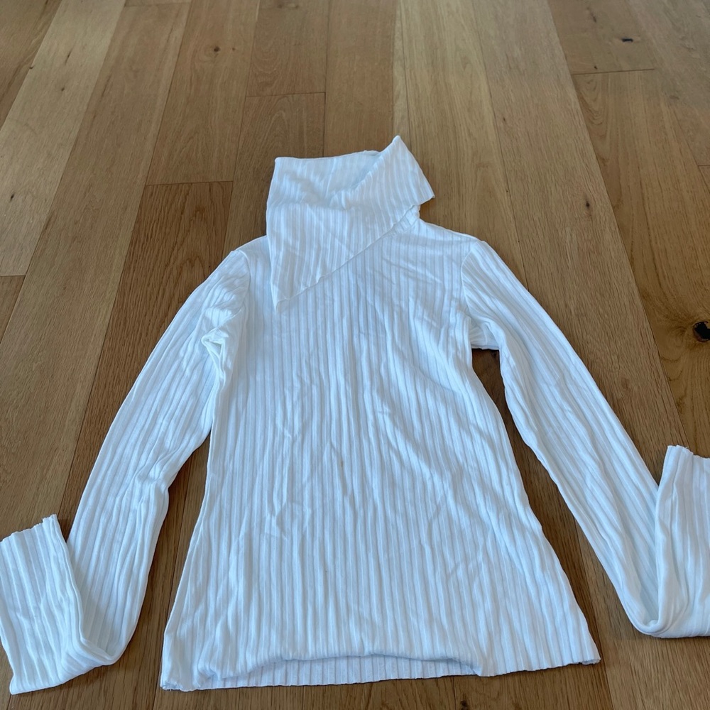 WHITE RIBBED TURTLENECK